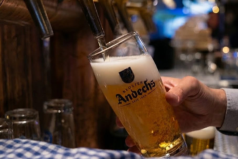 Foto frisch gezapftes Andechser Helles